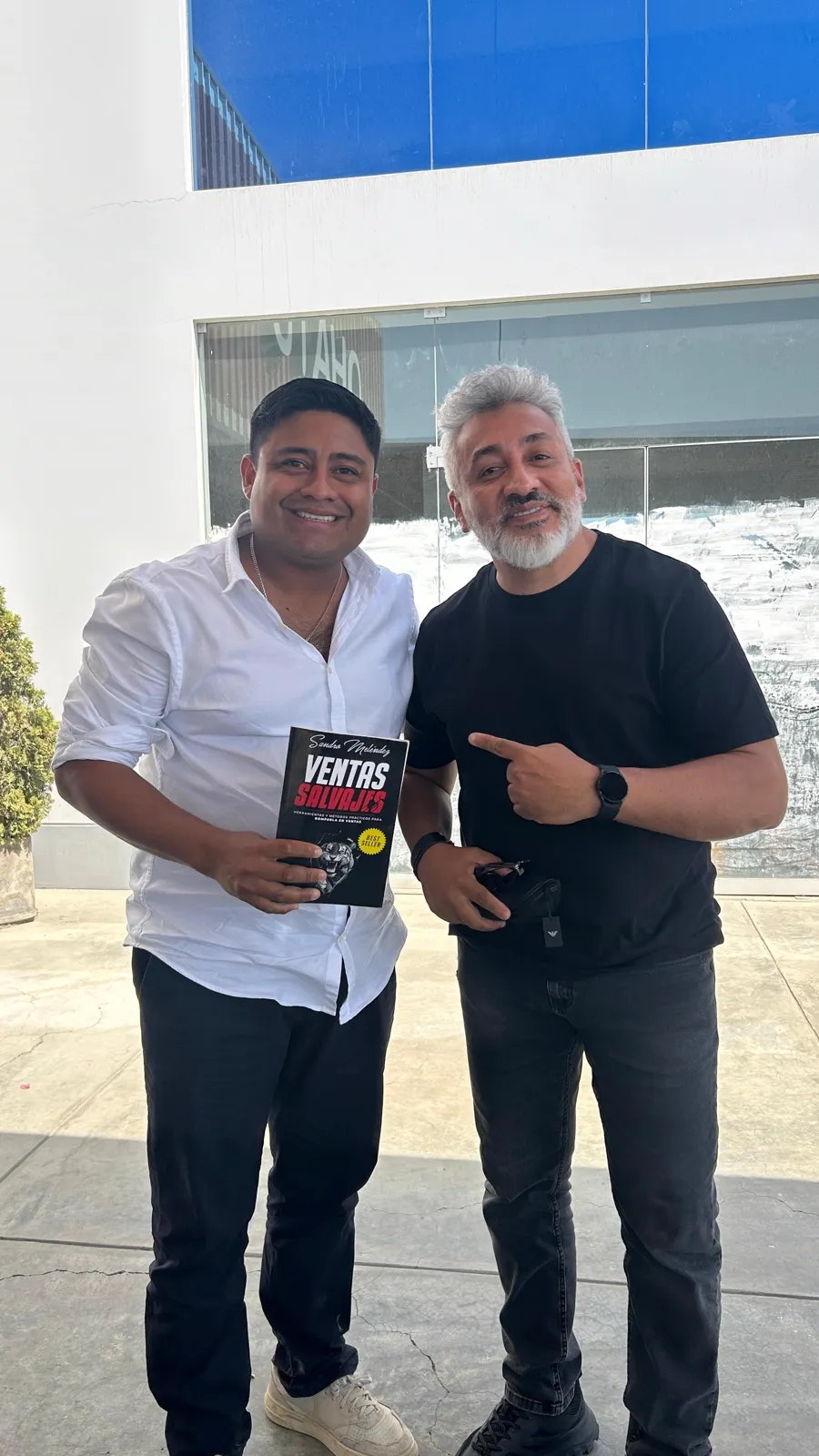 Anthony Acuña con autor de Ventas Salvajes